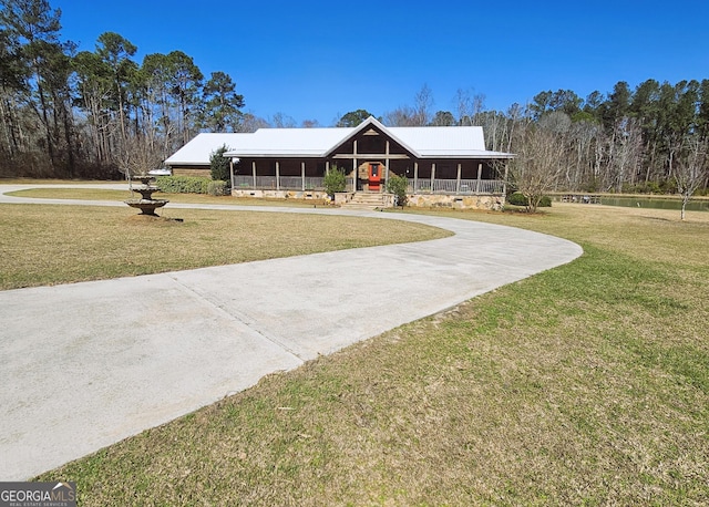 farmhouse inspired home featuring a front yard