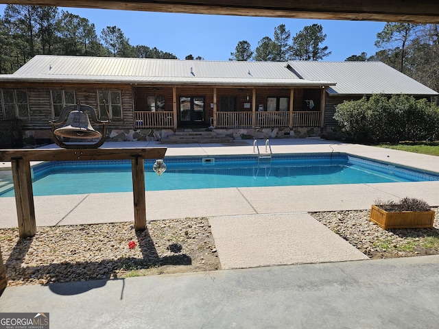 view of swimming pool