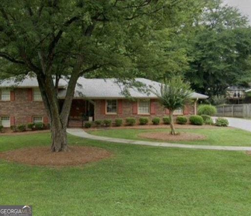 ranch-style house featuring a front lawn