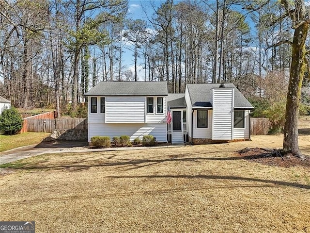 view of front of house featuring a front yard