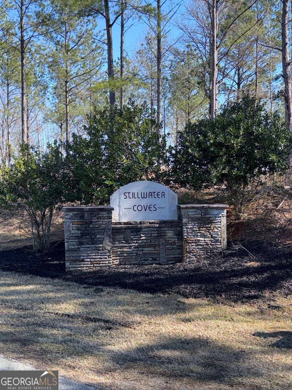 community sign with a yard