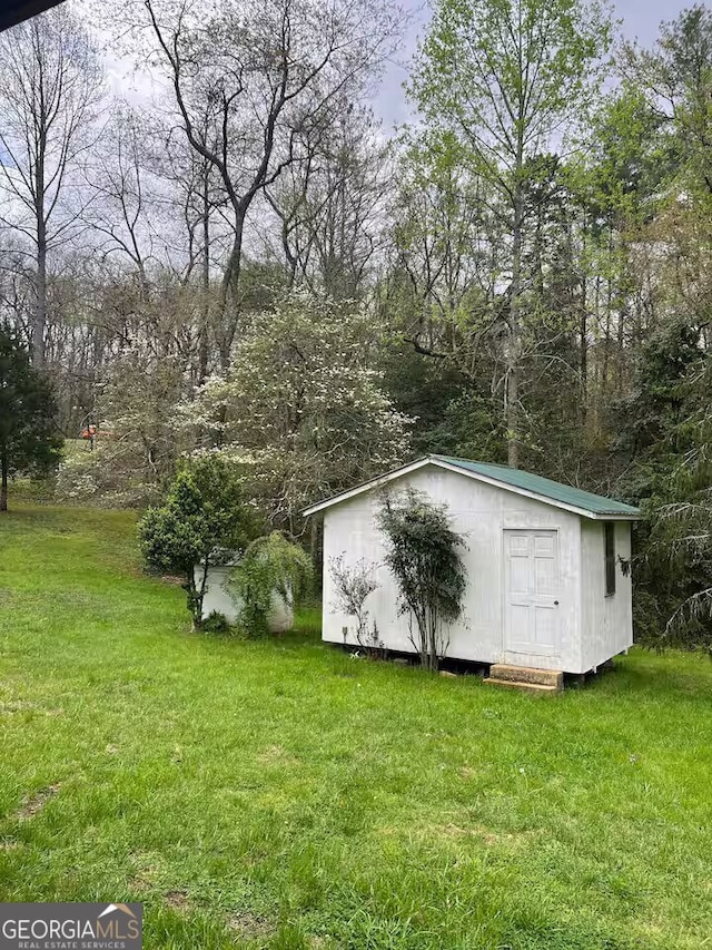 view of outdoor structure featuring a yard