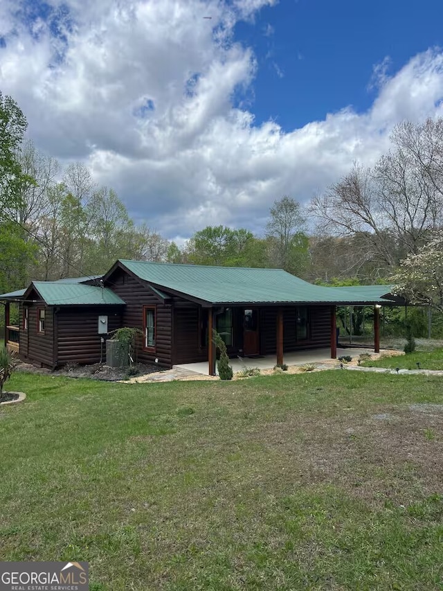 view of front of house with a front lawn and a carport