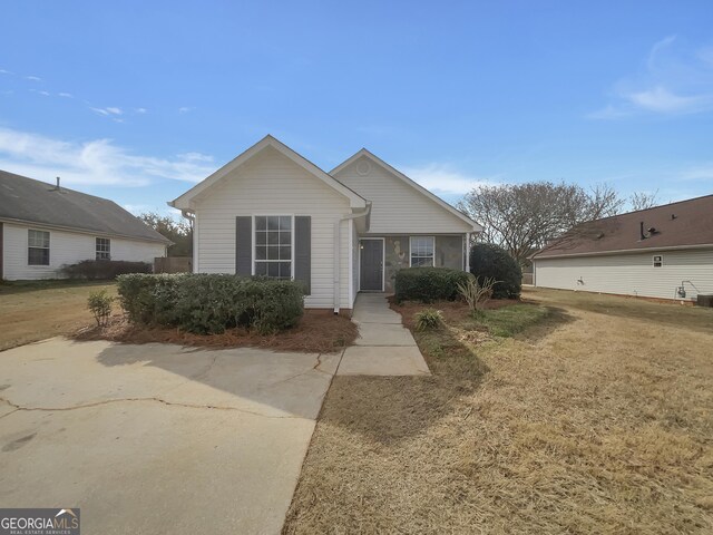 view of front facade with a front yard