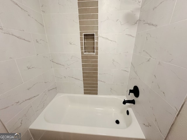 bathroom featuring tiled shower / bath