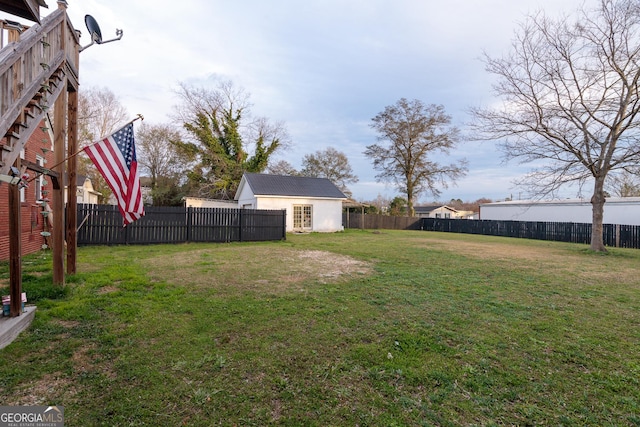 view of yard featuring an outbuilding