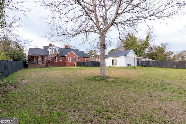 view of yard with an outbuilding