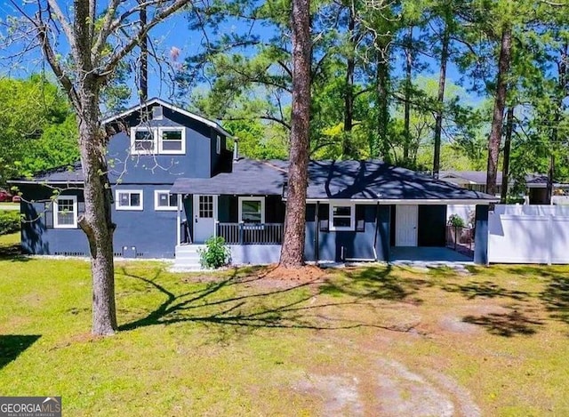 view of front of property with a front lawn