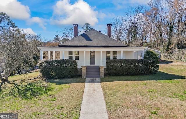 view of front facade with covered porch and a front yard