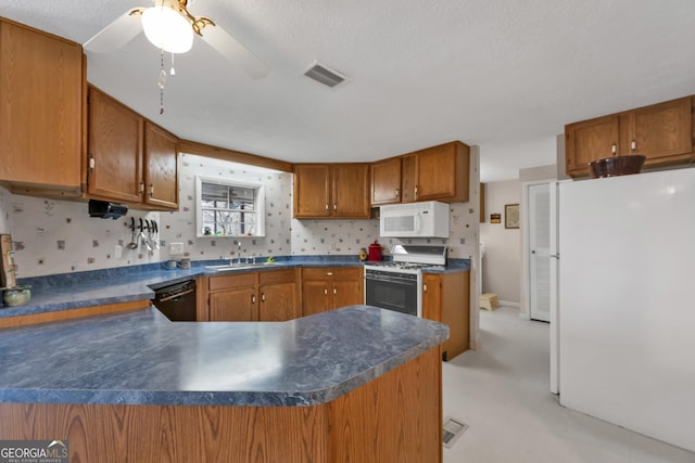 kitchen featuring sink, kitchen peninsula, white appliances, and ceiling fan