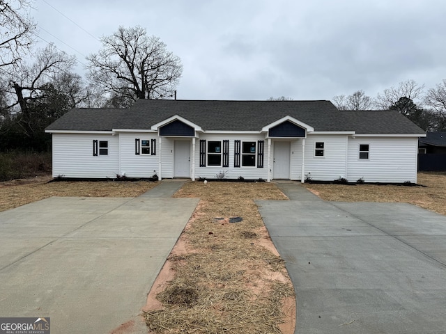 single story home with a front yard