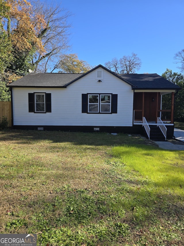 view of front of property featuring covered porch and a front yard