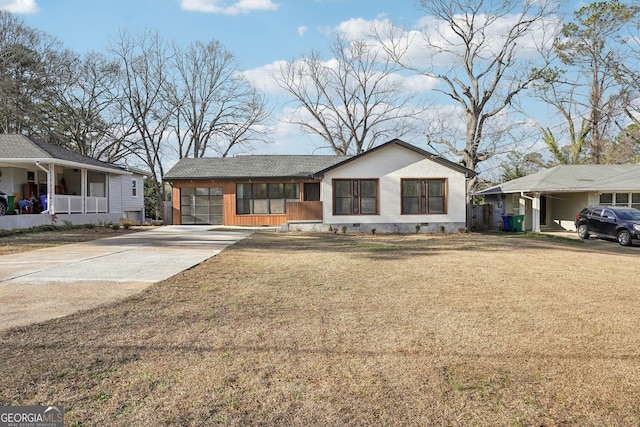 view of front of property with crawl space, driveway, and a front lawn