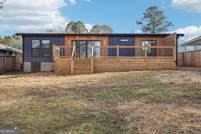 view of front of house with fence and a front lawn