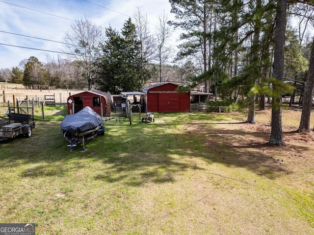 view of yard with an outbuilding