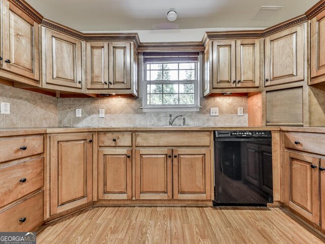 carpeted spare room with a ceiling fan, visible vents, baseboards, and built in shelves