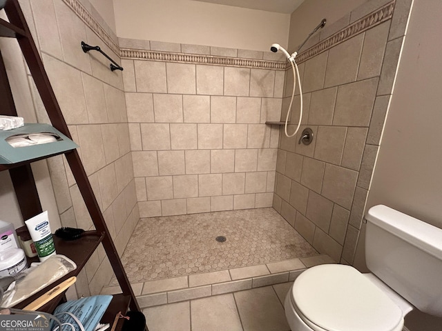 full bath with tiled shower and toilet