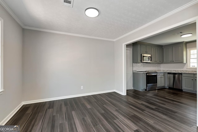 kitchen featuring dark wood-style flooring, visible vents, baseboards, appliances with stainless steel finishes, and gray cabinets