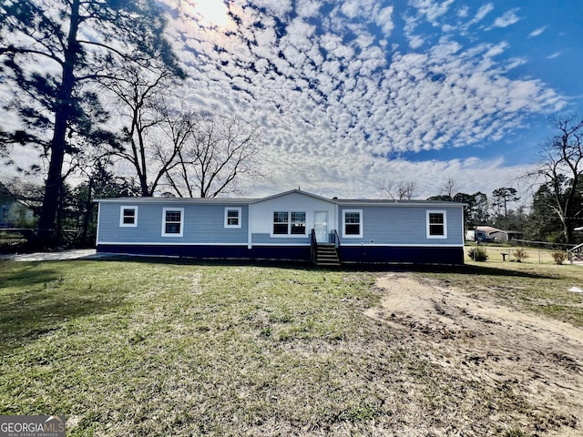 manufactured / mobile home featuring a front yard