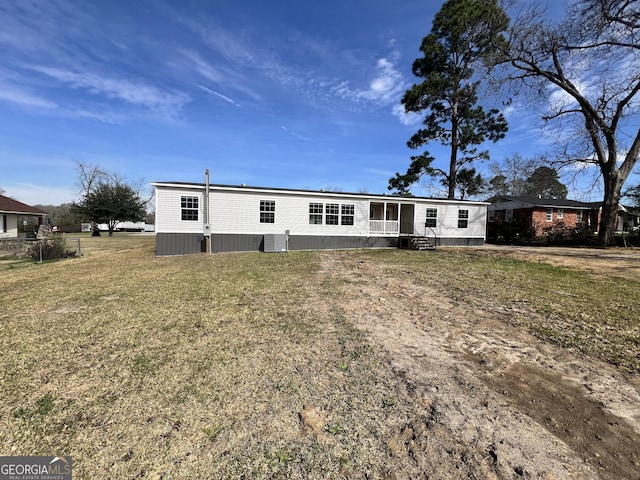 view of front of home featuring a front yard