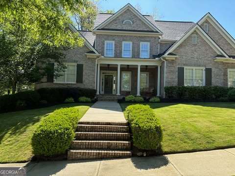 view of front of property featuring a front yard