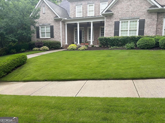 view of front facade featuring a front lawn