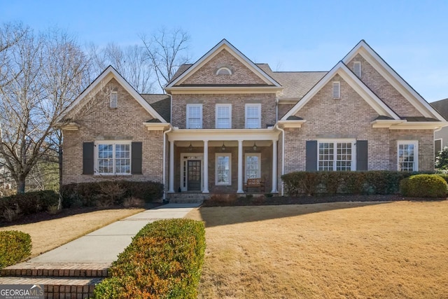 view of front of property featuring a front lawn