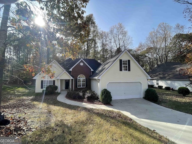 view of front of house featuring a front lawn