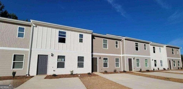 townhome / multi-family property featuring a patio area