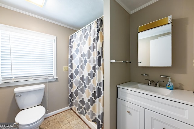 full bath featuring baseboards, toilet, a shower with curtain, crown molding, and vanity