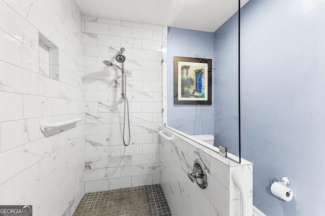 bathroom featuring a tile shower