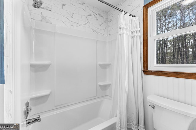 bathroom featuring toilet and shower / tub combo