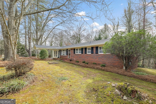 ranch-style house featuring a front yard