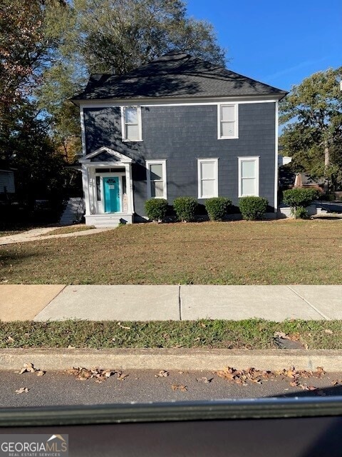 view of front of property featuring a front yard