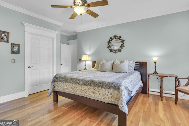 bedroom with crown molding, light wood-type flooring, and ceiling fan