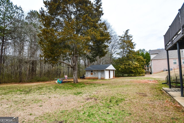 view of yard with an outbuilding and a garage