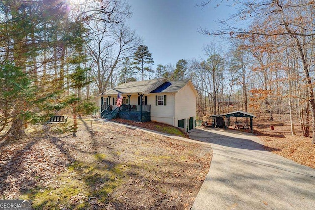 view of front of house with driveway and a porch