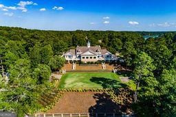 birds eye view of property featuring a forest view
