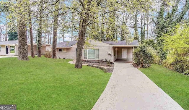 single story home featuring a front lawn