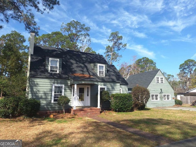 view of front of house featuring a front lawn