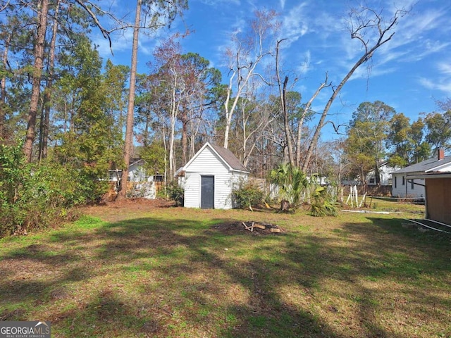 view of yard featuring a shed and an outdoor structure