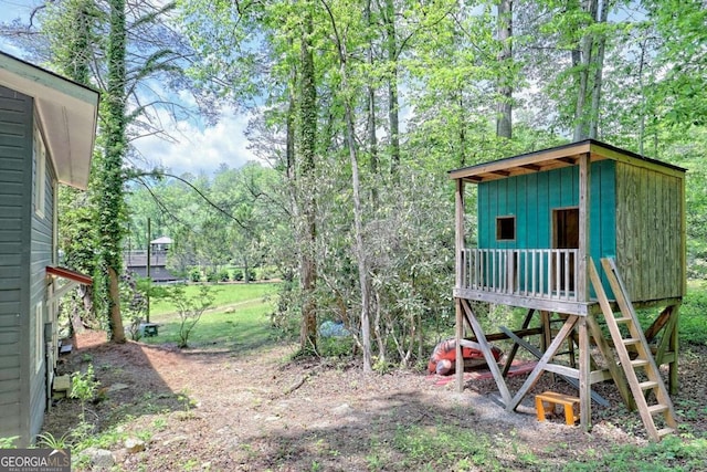 view of yard featuring an outdoor structure