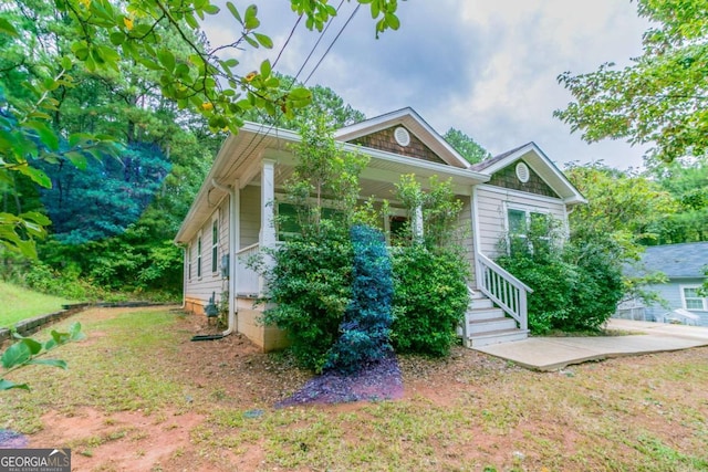 view of front of home with a front lawn