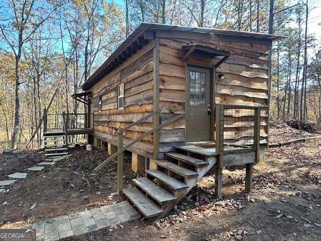 view of outdoor structure featuring an outbuilding