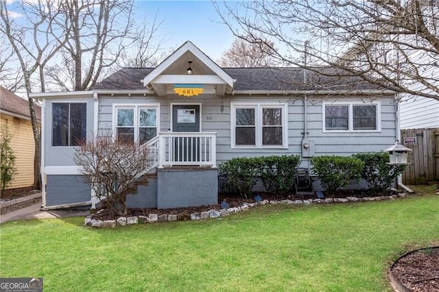 view of front of house featuring fence and a front yard