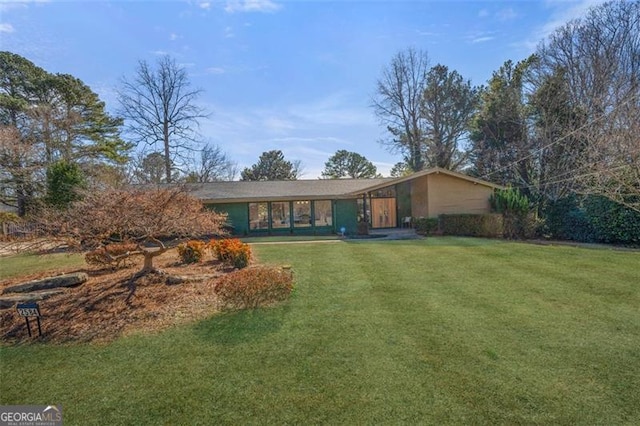 view of front of property featuring a front yard