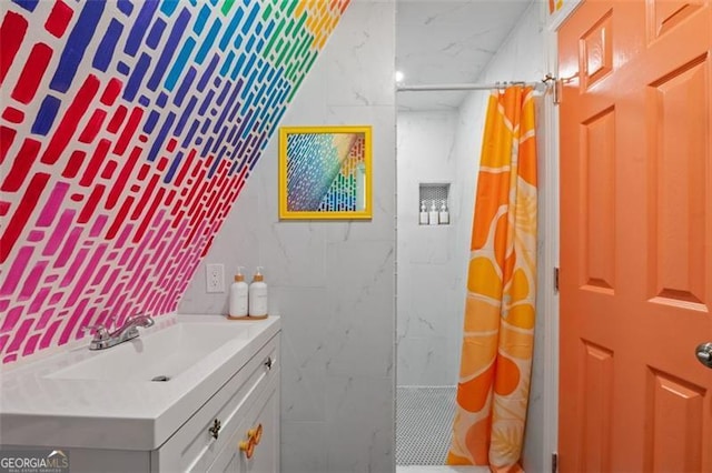 bathroom with a shower with curtain and vanity