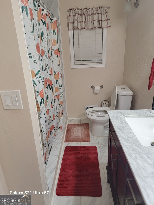 2335 Boulder Rd SE, Atlanta, GA 30316 - full bath featuring a shower with curtain, toilet, baseboards, visible vents, and vanity