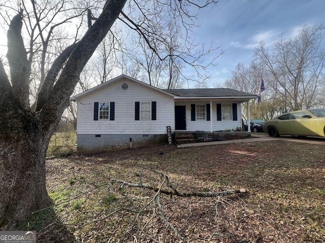 view of front of property featuring crawl space and covered porch