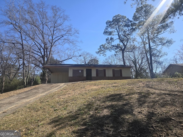 view of front facade featuring driveway and a carport